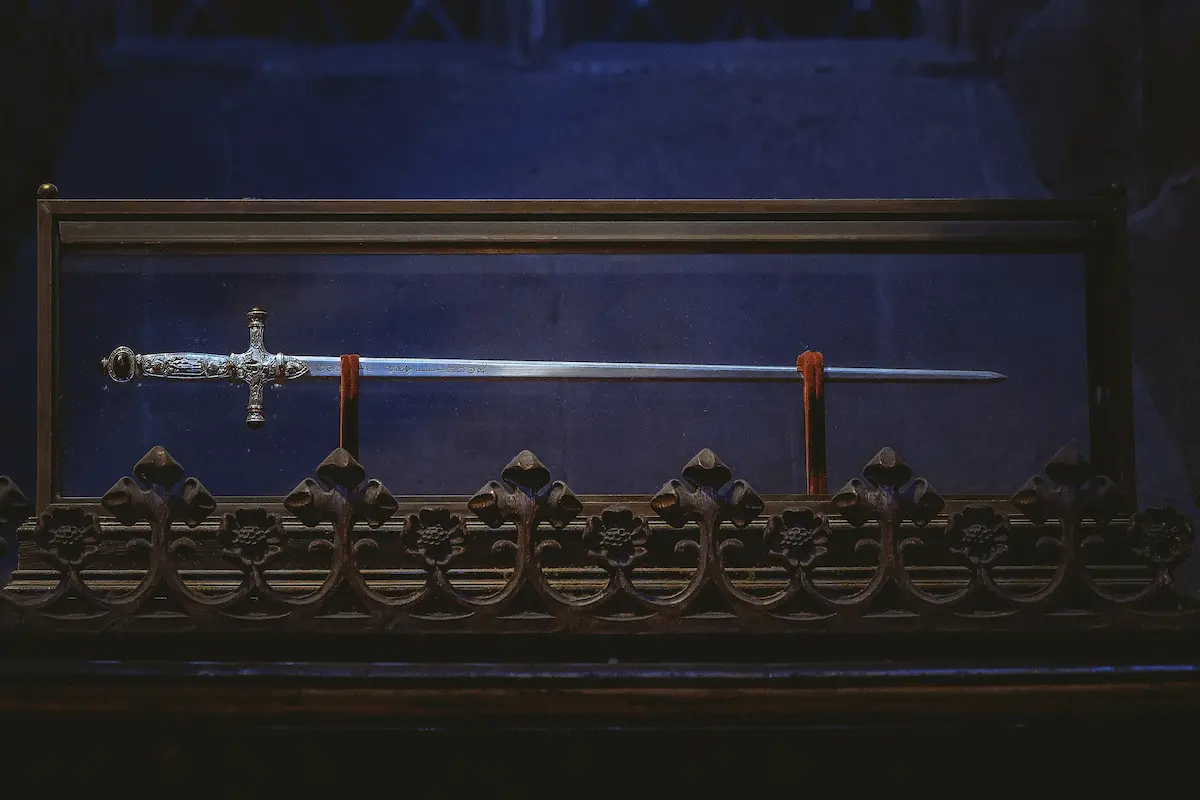 グリフィンドールの剣とは？湖に牡鹿がロンを誘導！レプリカやナギニについて