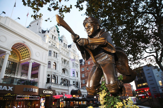 箒で空飛ぶハリー・ポッターの銅像登場＠ロンドン、レスタースクエア