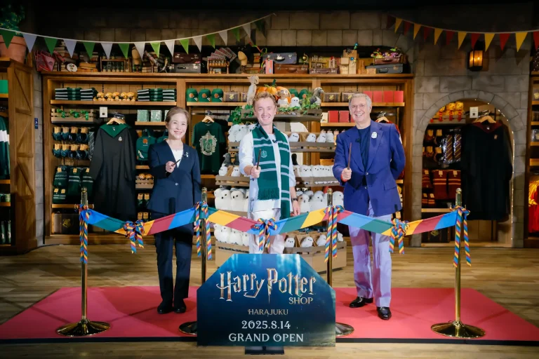 All characters and elements © & ™ Warner Bros. Entertainment Inc. Publishing Rights © JKR. (s25)