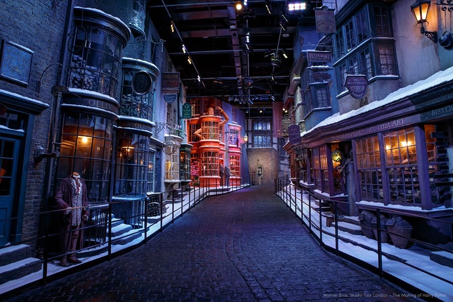 All characters and elements (c) & Warner Bros. Entertainment Inc. Publishing Rights (c) JKR. (s25)