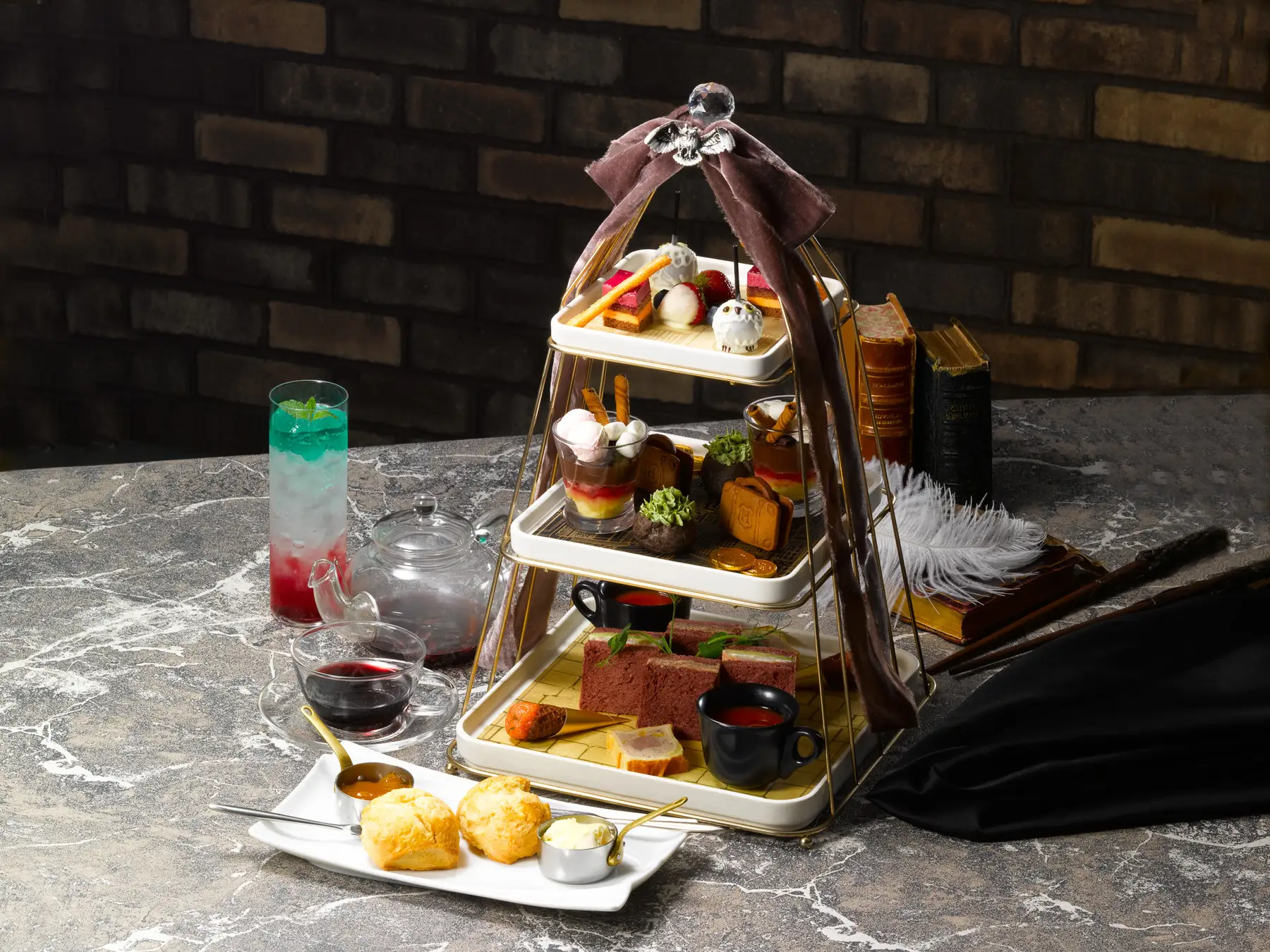 All characters and elements © & ™ Warner Bros. Entertainment Inc. Publishing Rights © JKR. (s26)