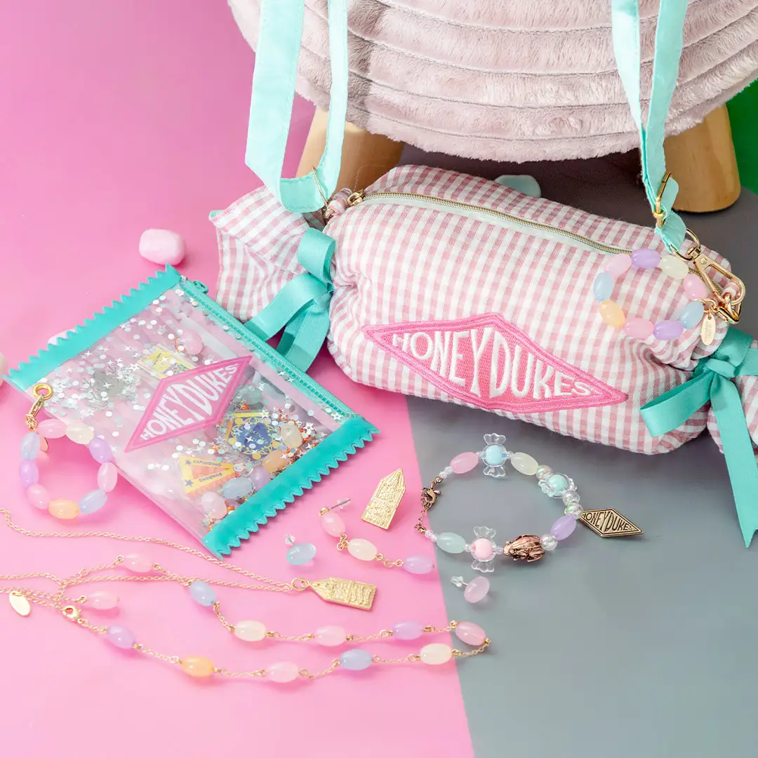 All characters and elements © & ™ Warner Bros. Entertainment Inc. Publishing Rights © JKR. (s26)